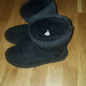 Ugg äkta storlek 41 - ÄKTA UGGS STORLEK 41  Classic Short II Black ANVÄNDA EN VINTER  VÄLVÅRDADE . Jag betalar frakten. 