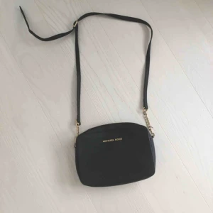  - Michael kors väska oäkta men inköpt för 600kr. Fint skick