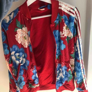  - Adidas tröja köpt i Stockholm. Storlek small. Jättefint skick