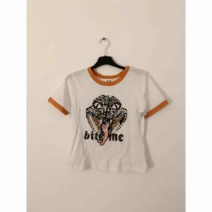  - Knappt använd t-shirt köpt på ASOS. Orginal pris 273kr