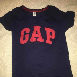  - Mörk blå tröja från Gap. Det står att storleken är L men kan nog säga det passar XS-M. Priset kan diskuteras :)