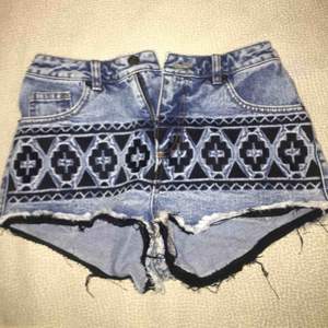 Denim shorts från Asos med broderade mönster. Priset kan diskuteras :)