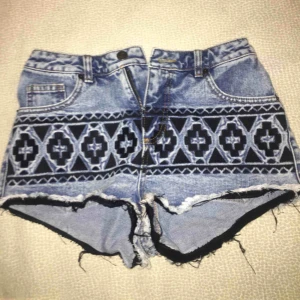  - Denim shorts från Asos med broderade mönster. Priset kan diskuteras :)
