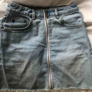  - Jätte fin kjol med dragkedja, i en väldigt fin ljus tvätt. Mot det mellan/korta hållet. Fint skick!! 80+ frakt☺️