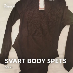 Svart body  - Helt ny från boohoo. Spets framme vid brösten. Storlek xs 