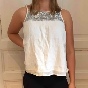  - Vitt fint linne med glitter längst upp