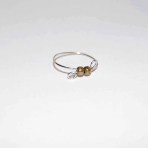  - Väldigt söt ring 🥰 OBS! Vi kan ej garantera vilket material smycket är gjort i. Frakt ingår inte i priset. Om du vill köpa till en papperslåda vi har tillverkat själva tillkommer en extra kostnad på 15kr ✨