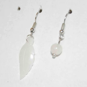  - Fina, vita örhängen 🤍 OBS! Vi kan ej garantera vilket material smycket är gjort i. Frakt ingår inte i priset. Om du vill köpa till en papperslåda vi har tillverkat själva tillkommer en extra kostnad på 15kr ✨