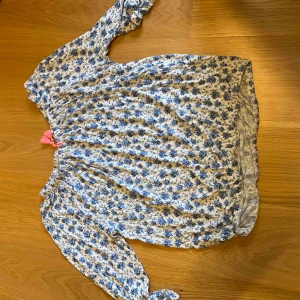  - Jättte din tröja, lite använd. Barnstolen 170, men passar mig som har m/s. Köparen står för frakt=11kr