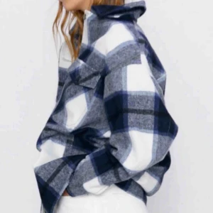  - En trendig rutig jacka från Zara i storlek M men passar mig som är XS lite oversized. Jackan är helt slutsåld i butik och köptes för 550kr, helt oanvänd och därav nyskick. 