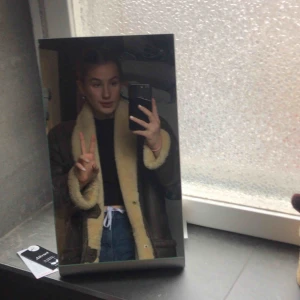  - Säljer en super fin jacka som är köpt second hand! Jag är ca 175-180 och den sitter super fint på mig! Möts bara upp