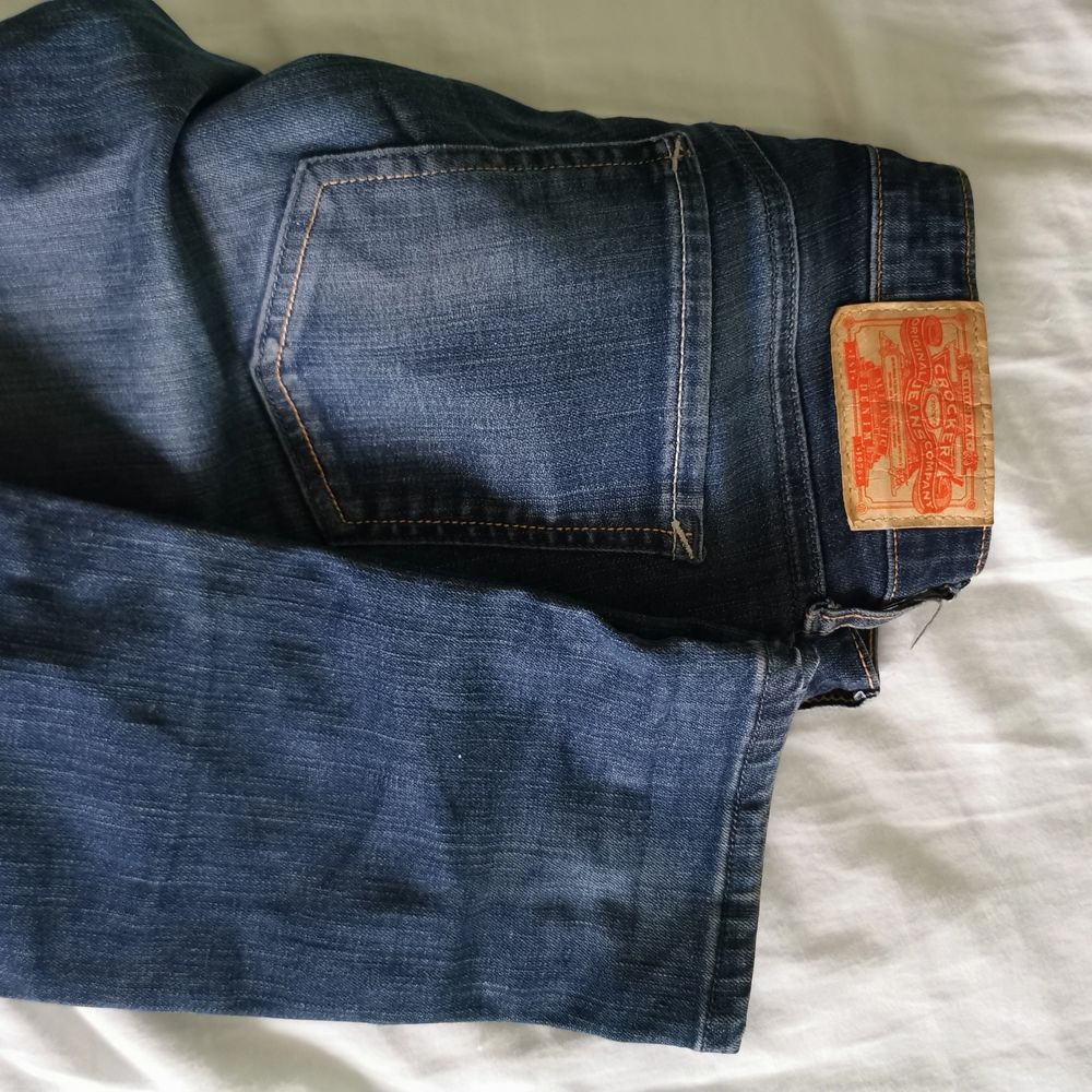 Blåa crocker jeans i storlek 25/32. Skinny jeans, inte helt slim vid benslut, lågmidjade. Skriv för fler bilder/frågor! Har garderobsrensning så kolla gärna in mina andra annonser för paketpris . Jeans & Byxor.