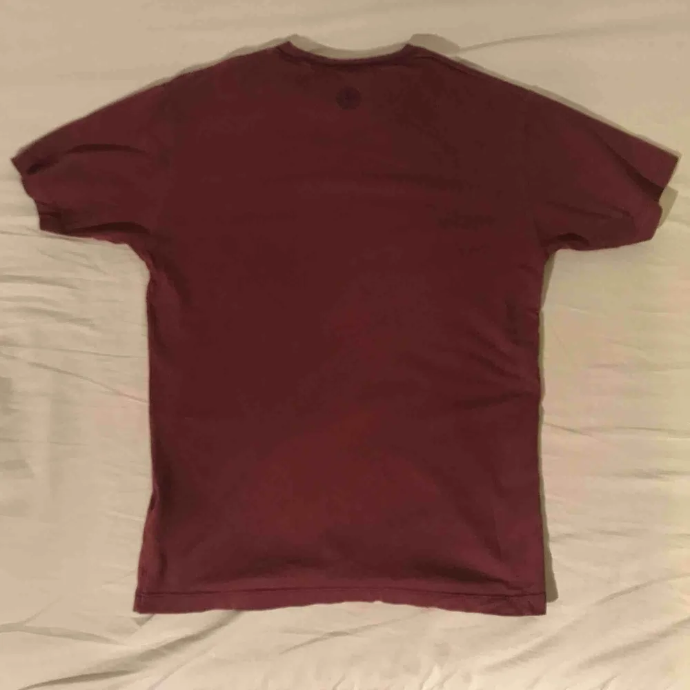 Stone Island burgundy logo t-shirt Good condition, bought in Stone Island store in Stockholm.. T-shirts.