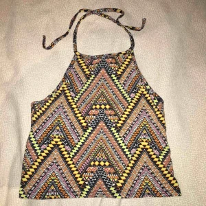  - Mönstrad topp från hm som ska knytas runt nacken