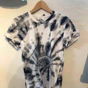  - T-shirten är storlek M, passar mindre också och sitter lite oversized i så fall. Mjukt material, och använd ett fåtal gånger. 