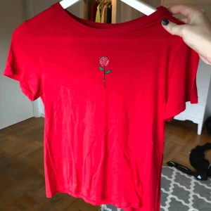  - Tröja ifrån H&M med en ros på bröstet, strl XS.  Endast testad👍🏻