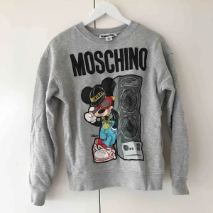  - Oanvänd tröja från samarbetet mellan Moschino och H&M! Bud ligger på 430 inklusive frakt!🤩