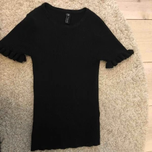  - Svart T-shirt/blus från Zara i storlek S. Materialet är ribbat och bara använt några få gånger💕