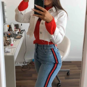  - Vit croppad jeansjacka från ginatricot