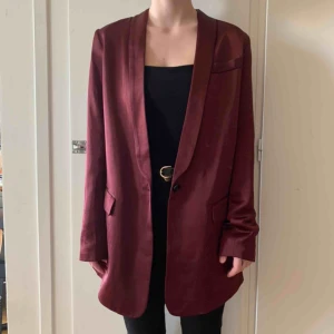 Röd kavaj  - Vinröd kavaj köpt på H&M för 2-3 år sedan men endast använd en gång. Stor i storleken/oversize.  Möts i Stockholm eller fraktar. Köpare står för frakt. 