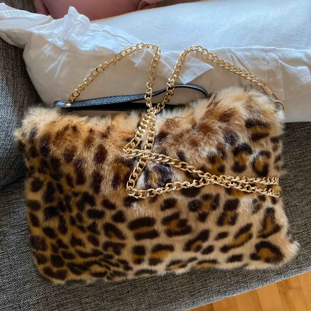 Leopard väska med guldkedja, perfekt storlek till utgång/fest!🖤🐆. Väskor.