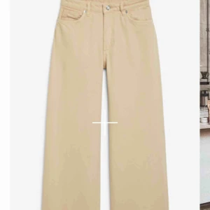  - Säljer mina snygga beiga vida byxor från Monki i modellen Yoko. Jeansen är i storlek 25, jag är 168 lång och dem passar mig bra. Dem är i super bra skick, använda fåtal gånger. Dessutom jätte sköna! ❤️