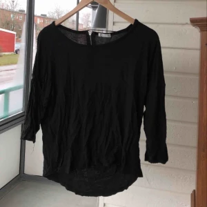  - Tröja med dragkedja bak i storlek S. Säljes för 50kr. Kan mötas upp i Örebro.