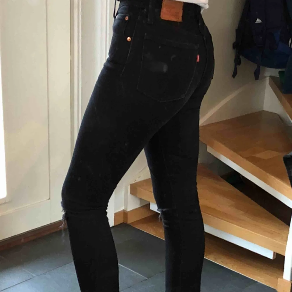 Svarta snygga levisjeans med hål vid knäna, bilden är tagen på person 184 cm lång, orginalpris 999, köparen står för eventuell frakt, kan hämtas i Stockholmsområdet, kontakta gärna om du har några funderingar om byxan! :). Jeans & Byxor.