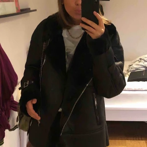  - Helt oanvänd jacka, prislappen är kvar. Skinnjacka med päls på insidan. Storlek 36. Nypris 899. 