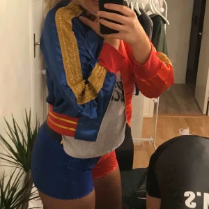  - Harley quinn kostym med shorts, tröja, jacka och strumpbyxor. Använd en gång så gott som ny i skicket!