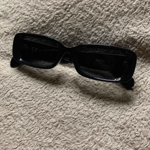  - Använda glasögon från weekday. Frakt 40 kr