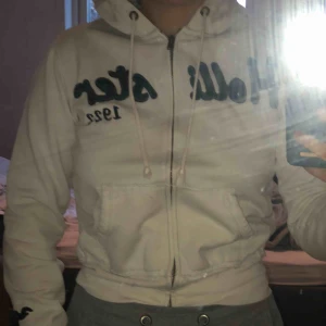  - Sjukt fin kofta från Hollister. Den sitter jättefint på, perfekt på sommarn. 