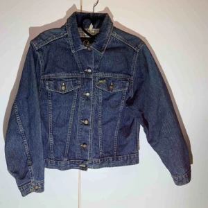 - Peakperformance jeansjacka  Storlek M  Fel fri märkesjacka✨  65kr frakt (skicka lätt)
