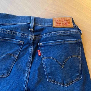  - Helt nya oanvända Levis 710. Mörkblåa och storlek 24 i midjan. Nypris 999kr