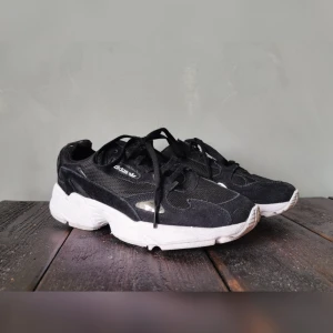 Sneakers Adidas - Säljer pga för små, fick i present. Endast använda några gånger. 