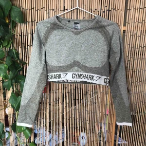  - Grön/khaki färgad topp ifrn Gymshark. Aldrig använd.   Jag är vanligtvis M men behövde L i denna.   Eventuell frakt står köpare för. Kan annars mötas upp i Stockholm. 