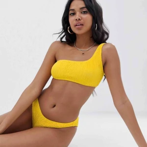  - Jättesnygg bikini från ASOS/missguided. Syns inte så bra på bilden men det är högmidjad underdel. Frakt tillkommer (20 kr)!