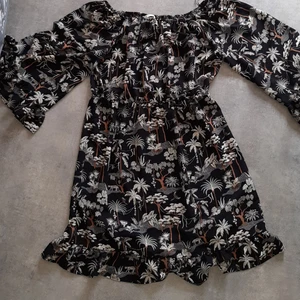 Off shoulder klänning  - Off shoulder klänning med skärp i midjan 