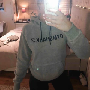  - Grå hoodie från Gymshark i deras äldre modell😍 Superskön och grym kvalité! 