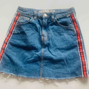  - Jätte fin jeans kjol, säljer pga för liten.