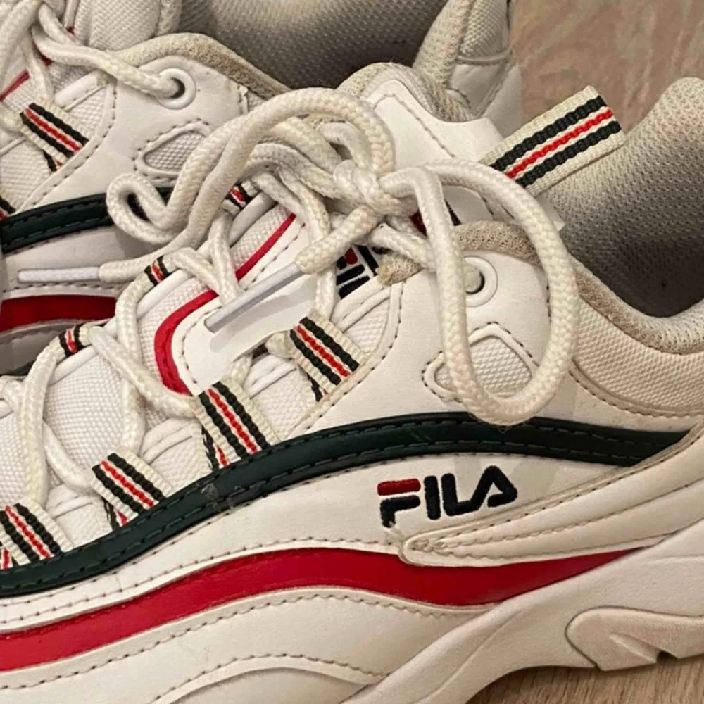 Snygga FILA-skor med röda och (typ) gröna stripes. Använt skick.  Säljer pga inte min stil längre Köpta för 1000kr. Skor.