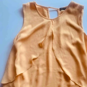  - Jätte fin gul blus, säljs pga för liten.