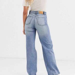 Säljer dessa populära jeans från monki! Dessa är för stora för mig men för någon med strl 29 så sitter dem super snyggt och tajtare vid rumpan och låren men som sedan går ut vid benen.Fraktar eller möter upp i Lund 