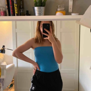  - Body från Bikbok, fräsch blå färg, väldigt bekväm använd runt 4 gånger💙