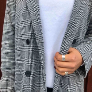  - En trendig rutig blazer i lite tunnare material med svarta knappar. Funkar lika bra till vardag som till fest. Under blazern kan man både ha linne och en tjockare tröja!!🥰