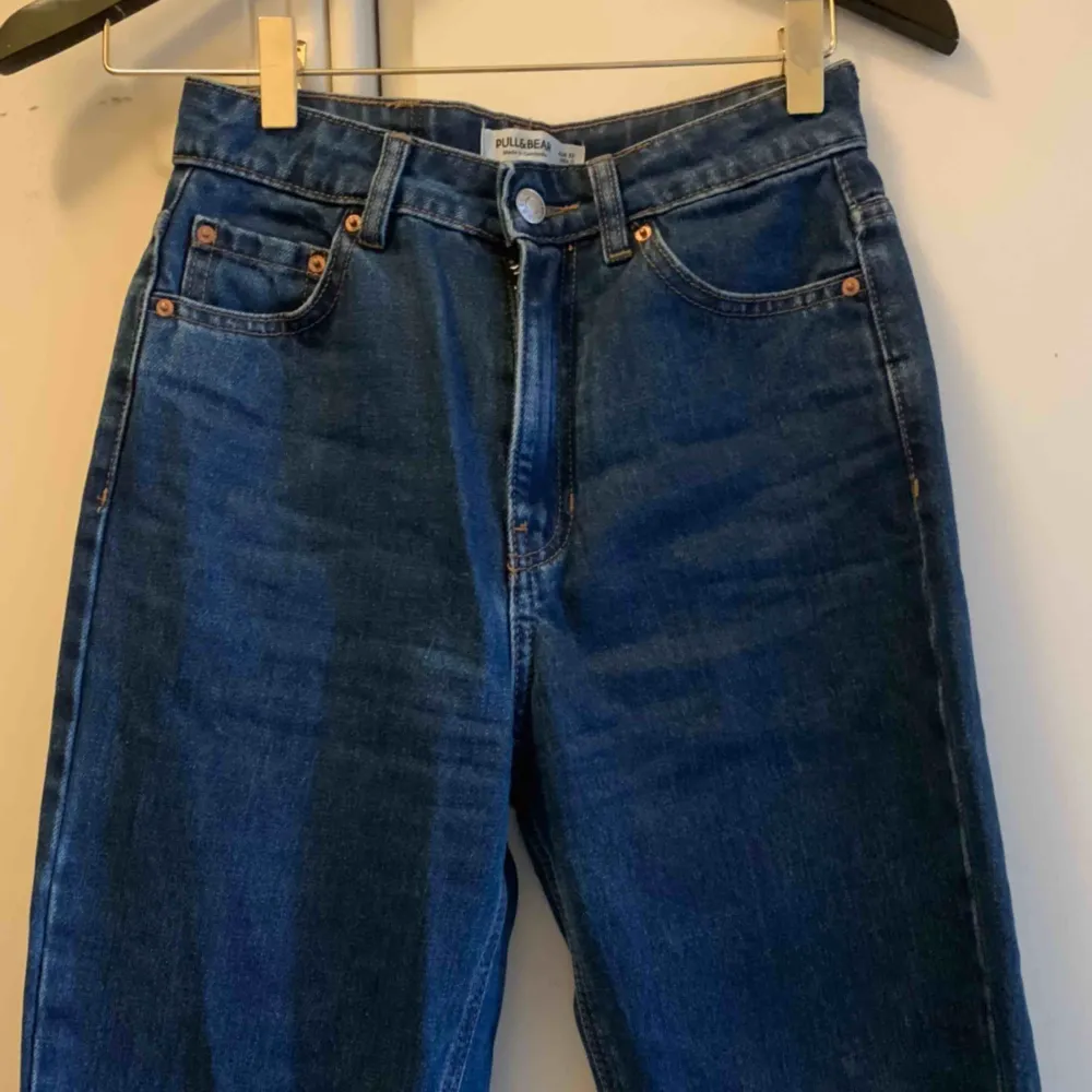 Mom jeans från pull and bear, storlek 32. Använd fåtal gånger, bra skick. Kan mötas upp i centralen. frakt :50. Jeans & Byxor.