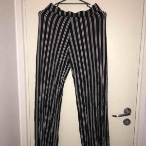  - Helt nya oanvända med lappen kvar! Mjuka vida byxor som är höga i midjan. 