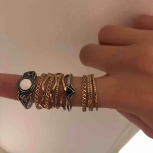  - Ringar!! Oanvänd. Säljs då de är för stora🥺 12 stycken ringar. Pris kan diskuteras  10kr/St De silvriga lite dyrare😄  ❌4 st sålda. 8st kvar❌  ❌7 Sålda, 5st kvar❌ 5/60kr då silverringarna är dyrare 10kr/st