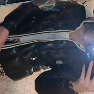  - Säljer min superfina Moncler jacka. Storlek 1, alltså den passar både en Xs och S. Kan även tänkas byta mot en annan jacka.