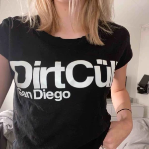  - Säljer denna t-shirten då den inte kommer till användning. Har prislappen kvar och helt oanvänd. Nypris är 299kr och jag säljer för 100kr + frakt. Det är en modell som ser lite sliten ut vid urringningen.